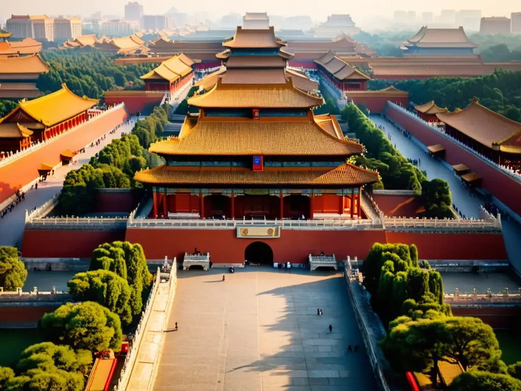 Alojamientos de lujo en China Imperial: La majestuosa Ciudad Prohibida iluminada por el cálido atardecer, rodeada de exuberante vegetación