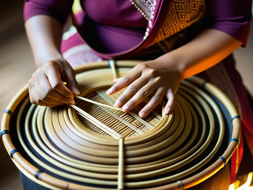 Un artesano asiático teje con precisión tiras de bambú, mostrando el significado simbólico de la cestería asiática