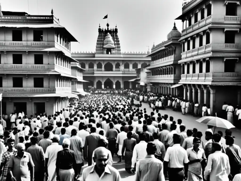 Una fotografía en blanco y negro de una concurrida calle en India, mostrando personas de diferentes castas realizando sus actividades diarias