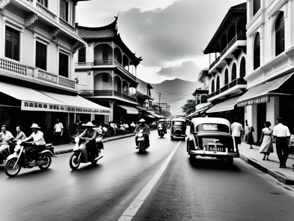 Visión del Indochina colonial en El Amante: Fotografía en blanco y negro de una bulliciosa calle colonial con arquitectura francesa de fondo y vietnamitas locales llevando a cabo sus vidas diarias