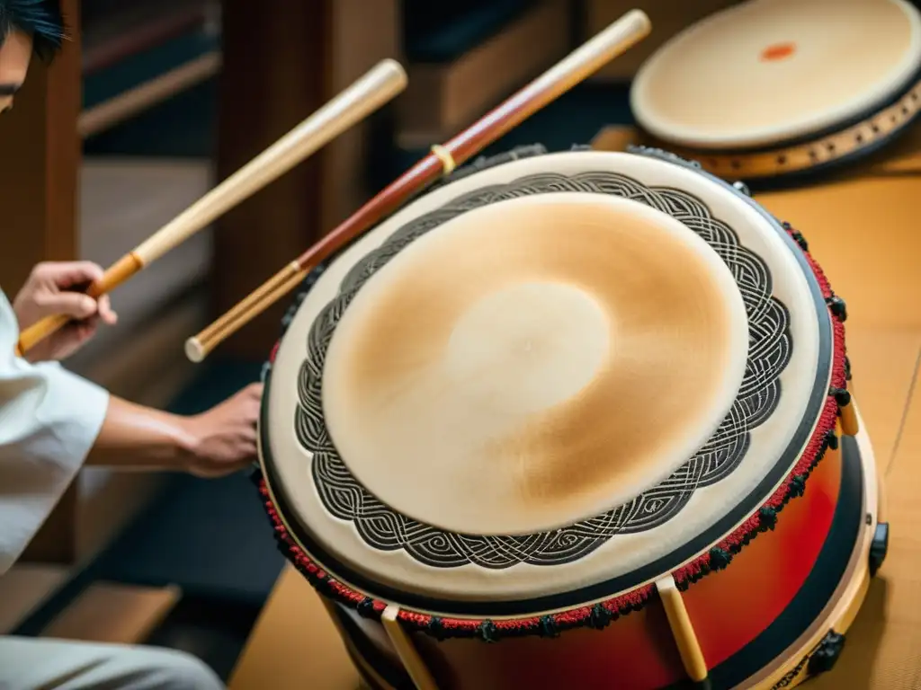 Un experto artesano japonés talla con precisión un tambor taiko, resaltando la historia y técnica del taiko japonés