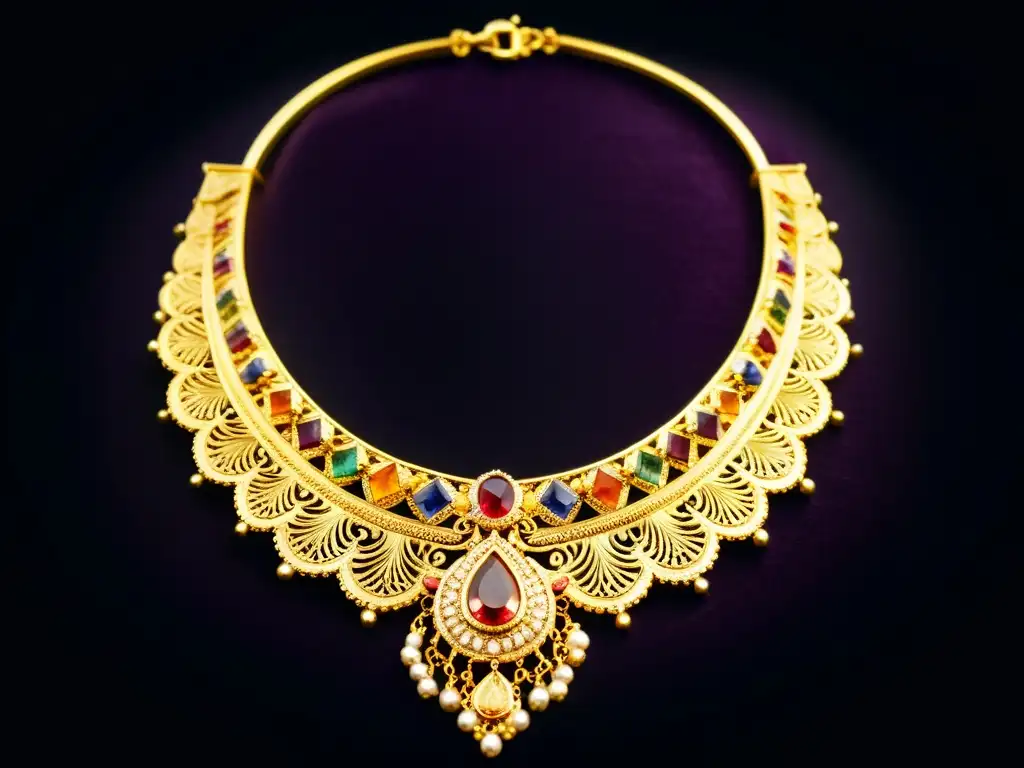 Un exquisito collar de oro con filigrana y gemas sobre terciopelo oscuro, evocando la sofisticada cultura de ornamentos del Valle Indo