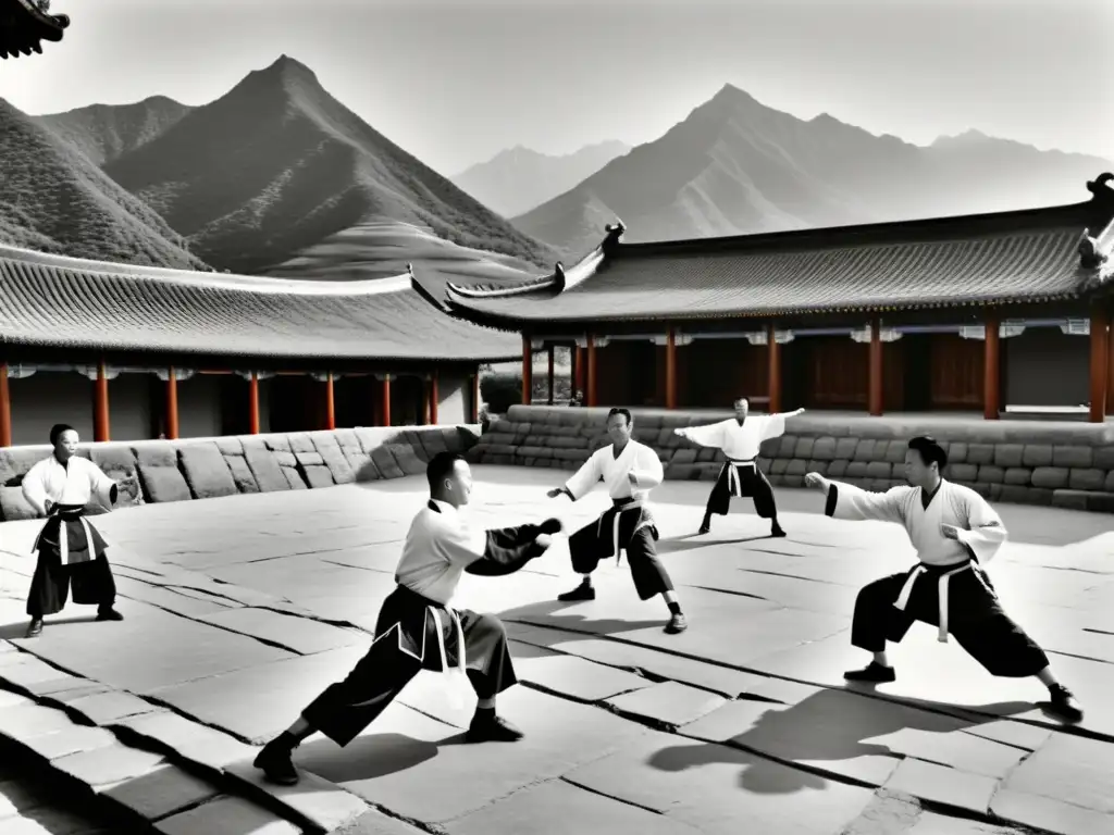 Grupo de artistas marciales chinos practicando Sanda en un patio tradicional, con edificios antiguos y montañas al fondo