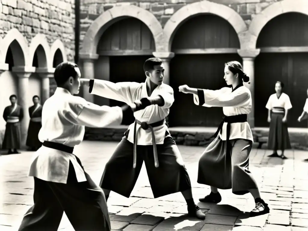 Grupo judío practica Krav Magá en patio histórico, mostrando determinación y disciplina en los años 30