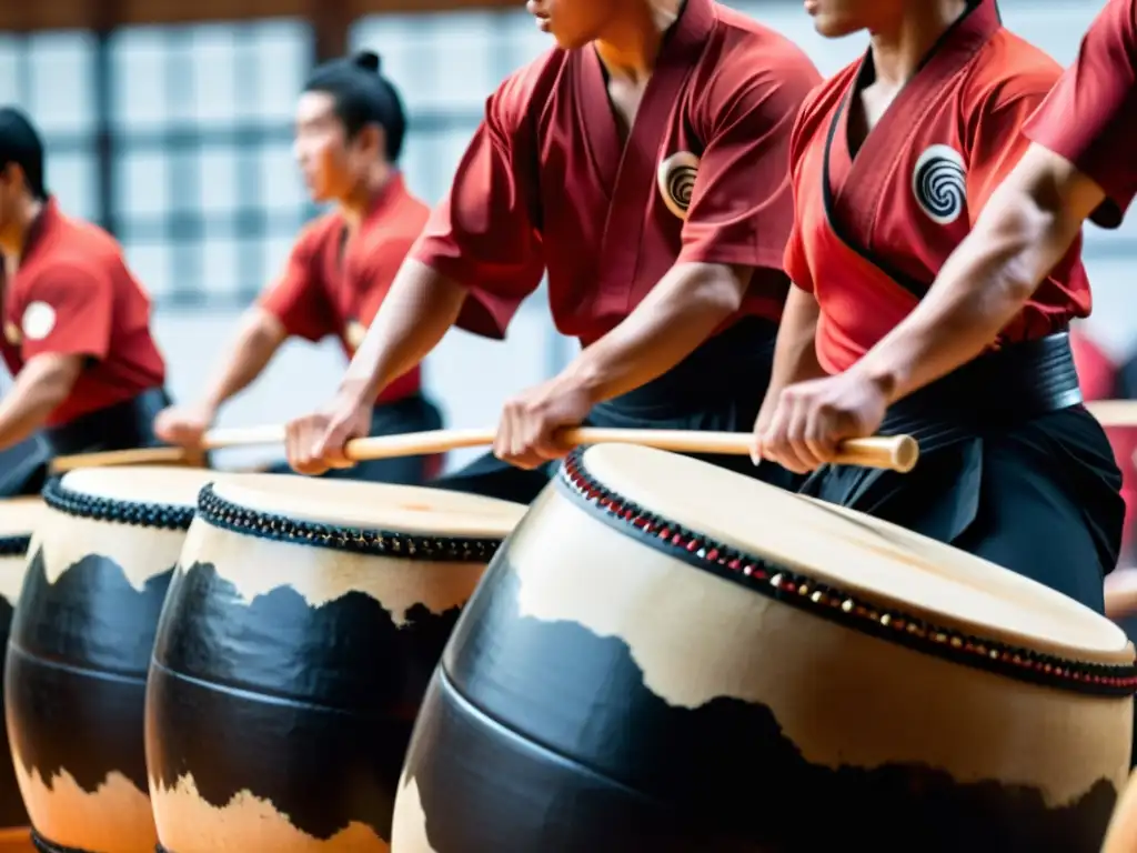 Grupo de percusionistas Taiko japoneses con rostros concentrados golpeando los tambores con movimientos poderosos y sincronizados, exhibiendo el impacto cultural de la percusión japonesa