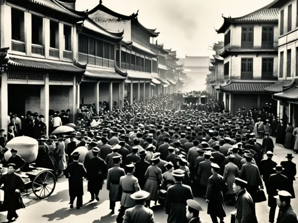 Imagen en blanco y negro de una concurrida calle de China durante la Transición de Dinastías a República China