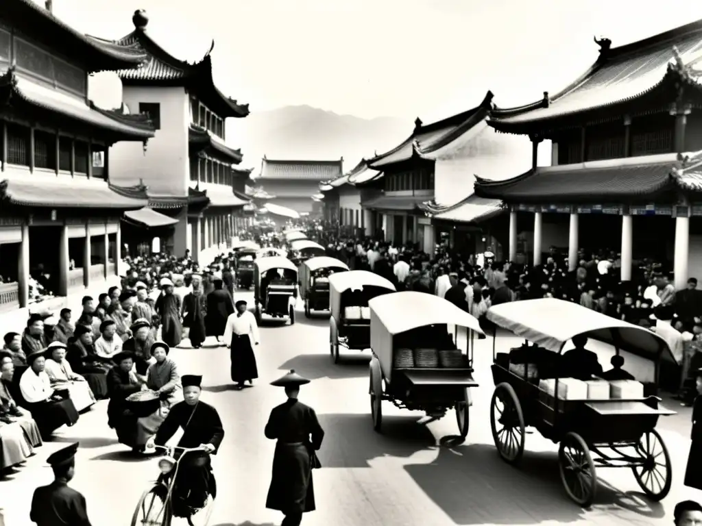 Imagen en blanco y negro de una concurrida calle en China a principios del siglo XX, reflejando la transición de dinastías a república china con gente en ropa tradicional y rickshaws