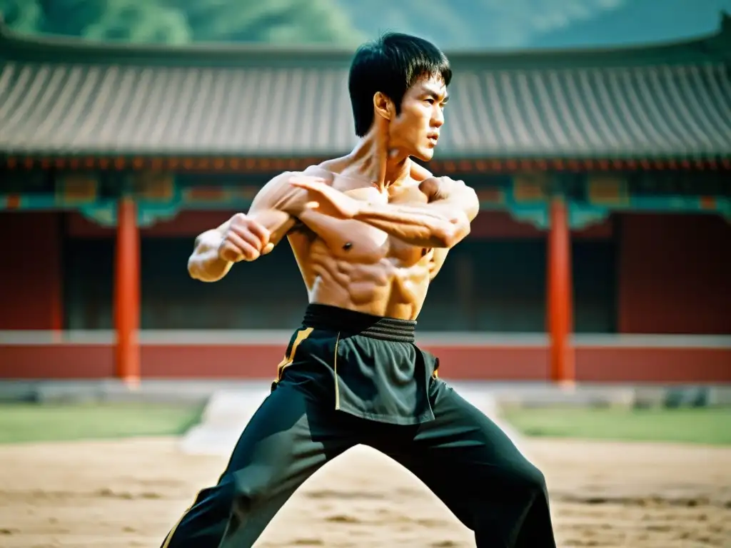 Imagen impactante del cine de artes marciales en Asia, con Bruce Lee mostrando fuerza y determinación en un tradicional campo de entrenamiento chino