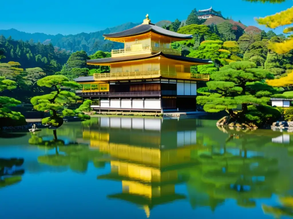 Imagen de la icónica Kinkakuji, o Pabellón Dorado, reflejándose en el estanque con visitantes admirando la cultura japonesa tradicional en Kyoto