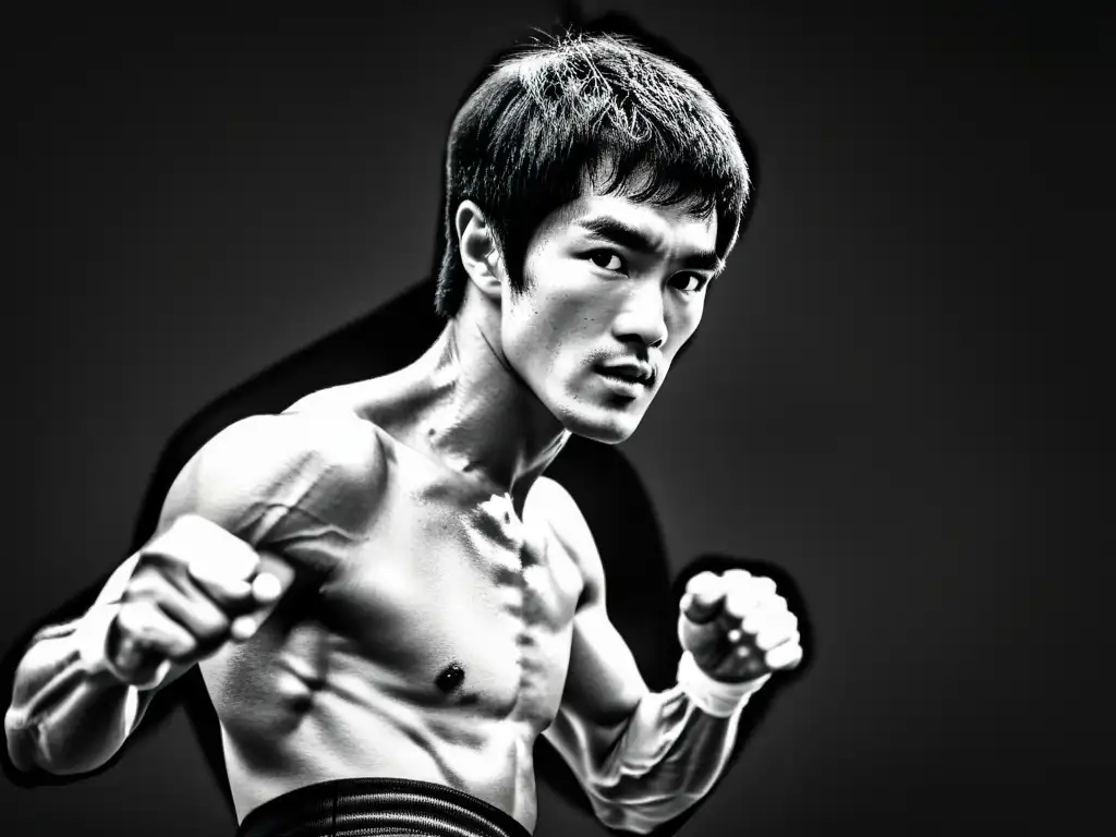 El legendario Bruce Lee demostrando su dominio del Jeet Kune en una poderosa postura, con intensa concentración