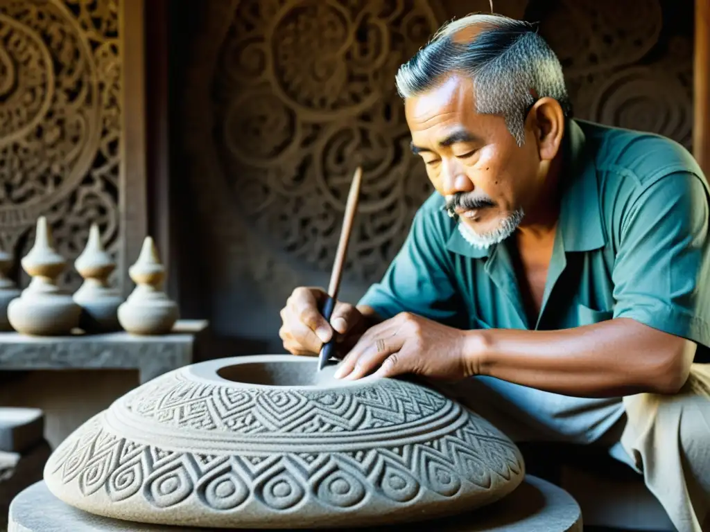 Un maestro artesano en Bali esculpe con detalle una escultura de piedra