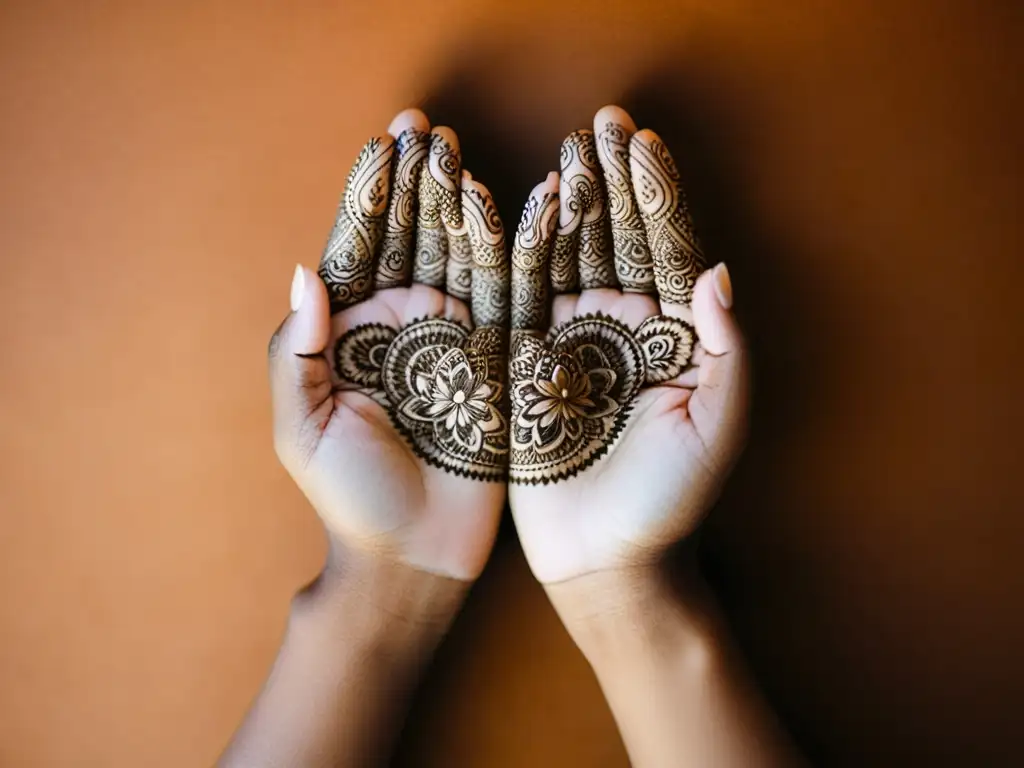 Manos formando mudras con henna, iluminadas por luz suave