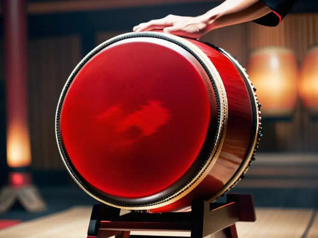 Un músico toca con intensa concentración un taiko japonés de vibrante color rojo en un espacio atmosférico