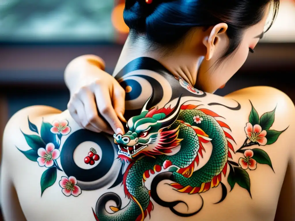 Una obra maestra de tatuaje tradicional japonés se aplica con maestría en la espalda de un cliente