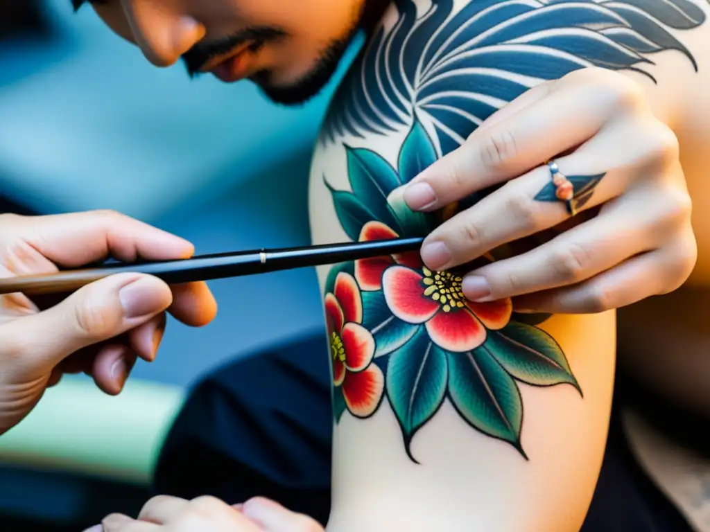 Un tatuador japonés usa un tebori para crear un impresionante tatuaje irezumi, mostrando la evolución de tatuajes asiáticos