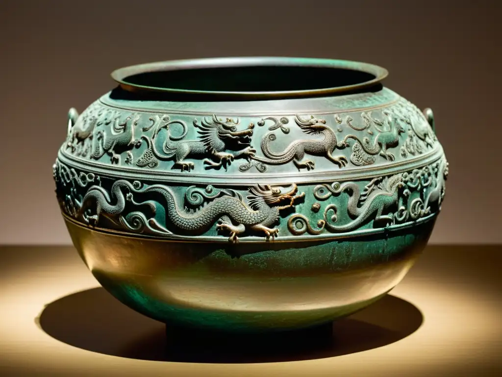 Vaso de bronce de la Dinastía Xia con motivos de dragones y criaturas míticas