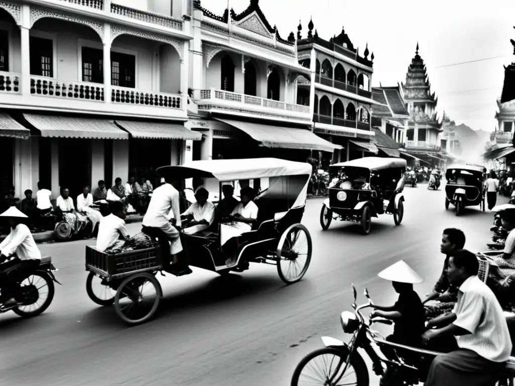 Vibrante escena colonial de Indochina en El Amante, con edificios franceses y la vida local en la calle