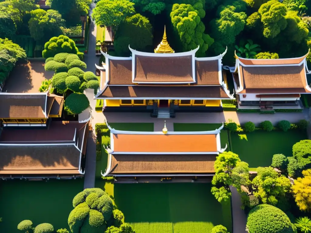 Vista aérea de Chiang Mai, con el arte tradicional del reino de Lanna en su arquitectura y exuberante vegetación bajo la cálida luz del sol