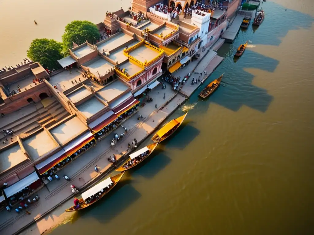 Vista aérea impresionante del río Ganges en Varanasi, India, con peregrinaciones hindúes lugares sagrados y rituales matutinos