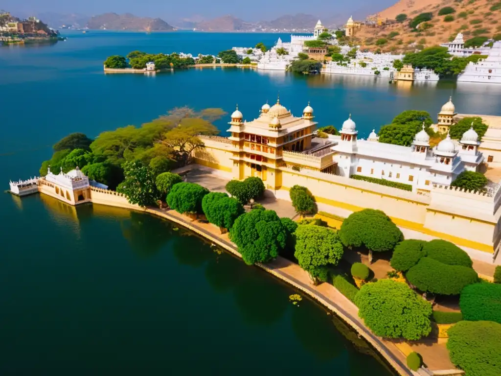 Vista aérea del lujoso Palacio de la Ciudad de Udaipur, India, rodeado de agua serena y montañas, capturando la historia y el lujo de la región