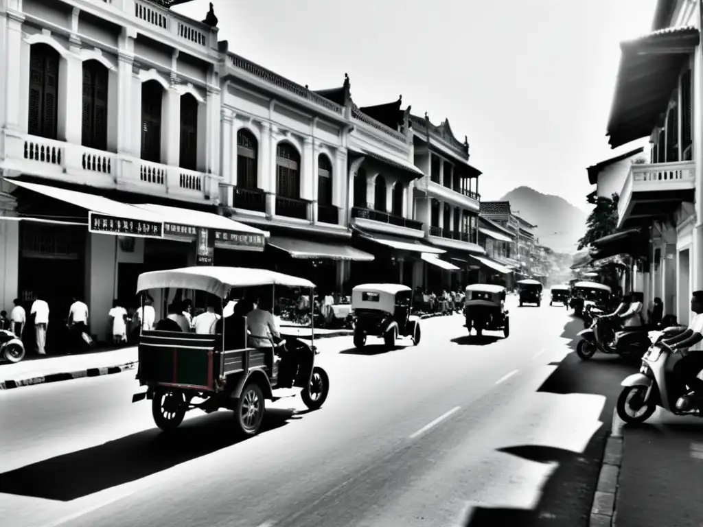 Vista de Indochina colonial en El Amante: calle bulliciosa, arquitectura colonial francesa y transeúntes, evocando complejidad cultural