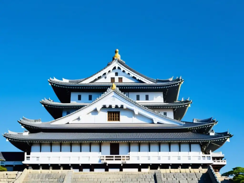 Vista impresionante del majestuoso Castillo de Himeji en Japón, invitando a descubrir estancias exclusivas en castillos japoneses