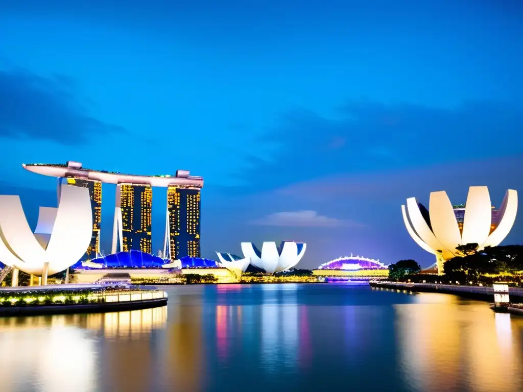 Vista nocturna de Singapur, con rascacielos y emblemáticos edificios